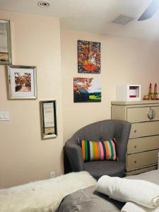 una camera da letto con sedia e comò di Cozy home a Pompano Beach