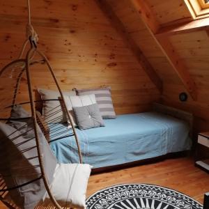 Zimmer mit einem Bett in einer Hütte in der Unterkunft Cabaña sobre el Lago Cholila in Cholila