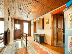 una cucina con pareti in legno e soffitto in legno di Chalet in Jochberg near Thurn Pass Skiing a Jochberg