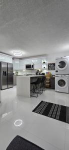 Η κουζίνα ή μικρή κουζίνα στο The Yellow Spot Apartments