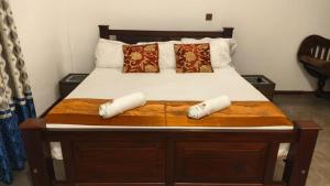 ein Bett mit zwei Kissen darauf in der Unterkunft Ovenro Hotel Yala, Kataragama in Kataragama + 41 Fotos