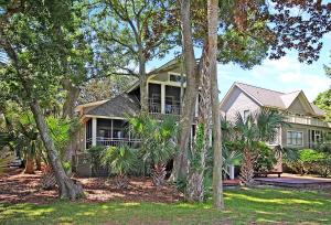 ein Haus mit Bäumen davor in der Unterkunft OG02: 2 Ocean Green in Kiawah Island