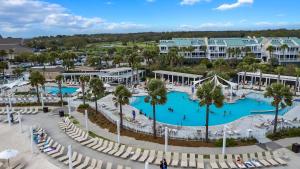 een luchtfoto van een zwembad in een resort bij PW1369: 1369 Pelican Watch in Seabrook Island