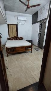 Postel nebo postele na pokoji v ubytování Pranav residency + 2 fotografie