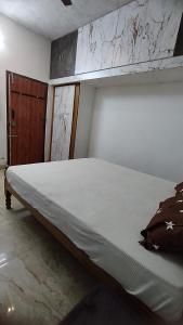 Postel nebo postele na pokoji v ubytování Pranav residency