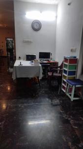 TV a/nebo společenská místnost v ubytování Pranav residency