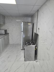 Kuchyň nebo kuchyňský kout v ubytování Modern Queen Room, Dubai City View, Private & Peaceful, 2 mint walk to Dubai