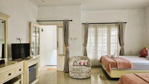 Μια τηλεόραση ή/και κέντρο ψυχαγωγίας στο Surokarsan 9 House Yogyakarta