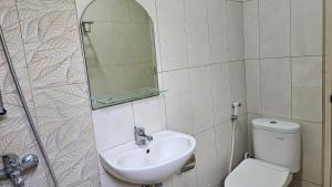 Et badeværelse på Surokarsan 9 House Yogyakarta + 23 billeder