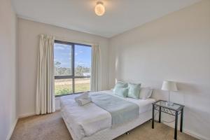 Un pat sau paturi într-o cameră la Georges Bay Luxury