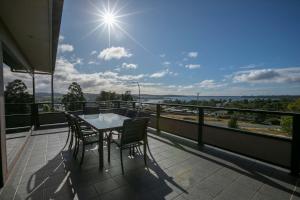 Un balcon sau o terasă la Georges Bay Luxury