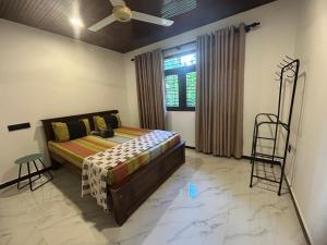 Ένα ή περισσότερα κρεβάτια σε δωμάτιο στο Kalugala kanda villa