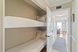 棕榈岛SC206A: 206A Sea Cabin的一间有两张双层床和走廊的房间 更多15张照片