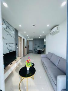 a living room with a couch and a table at JULY Homestay Nera huế in Thôn Văn Dương