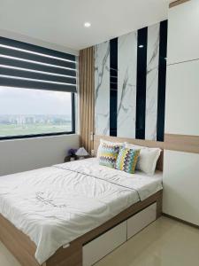 a bedroom with a large bed with a window at JULY Homestay Nera huế in Thôn Văn Dương +24 photos