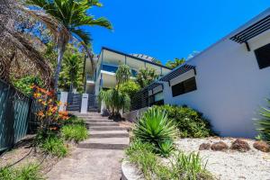 Baywatch unit 2 at 1770 في سفنتين سيفينتي: منزل به سلالم تؤدي إليه