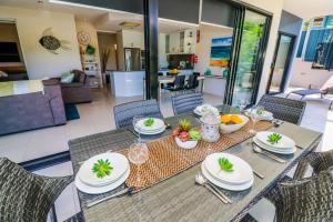 Baywatch unit 2 at 1770 في سفنتين سيفينتي: طاولة طعام عليها صحون واوعية فاكهة