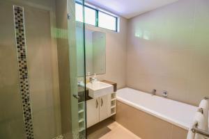 Baywatch unit 2 at 1770 في سفنتين سيفينتي: حمام مع حوض استحمام ومغسلة ودش +16 صورة