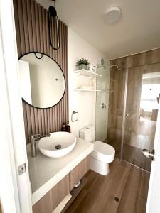 Ένα μπάνιο στο New condo apartment - 1 Queen