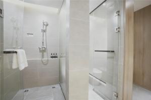 a shower with a glass door in a bathroom at Atour Hotel Guangzhou Yueqiao Branch in Guangzhou +46 photos