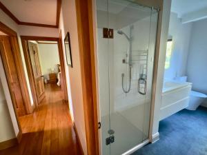 Et badeværelse på Onetai Estate