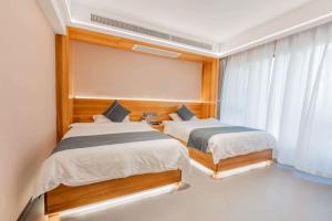 En eller flere senge i et værelse på Shan T ao Inn & 山韬 t ao客栈& English reception -Ticket service -Tourism planing -Fresh coffee- western breakfast