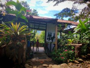 een vrouw die over een houten pad in een tuin loopt bij mirador pico de hoz lodge in Pillcopata