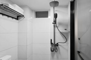 Et badeværelse på Shan T ao Inn & 山韬 t ao客栈& English reception -Ticket service -Tourism planing -Fresh coffee- western breakfast + 31 billeder