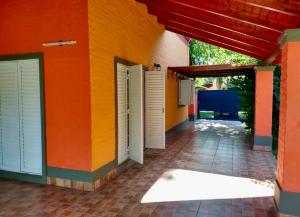 Un edificio colorido con puertas y una pasarela de ladrillos. en Quintacolastinenorte, en Santa Fe 3 fotos más