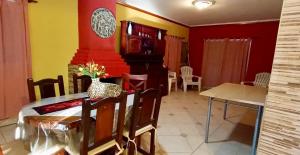 comedor con mesa de comedor y comedor en Quintacolastinenorte, en Santa Fe