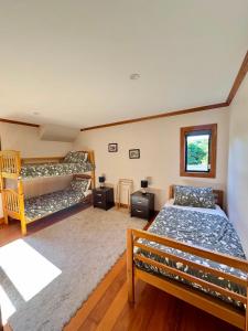 En eller flere senge i et værelse på Onetai Estate