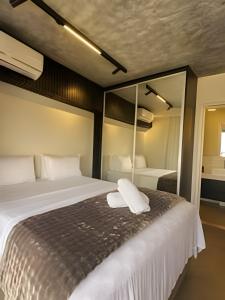 une chambre avec un grand lit et deux oreillers dans l'établissement Flat Luxo 35º Andar • Vista Incrível da Cidade, à Goiânia 25 autres photos