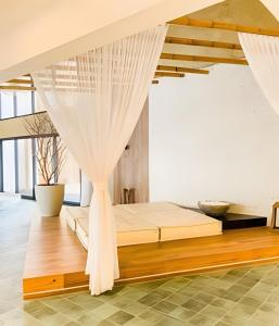 une chambre avec un lit avec moustiquaire dans l'établissement Flat Luxo 35º Andar • Vista Incrível da Cidade, à Goiânia