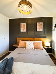 Apartamento con vista a Lago y dos Volcanes في فيلاريكا: غرفة نوم بها سرير كبير وثريا +22 صورة