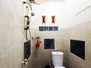Koupelna v ubytování Amore Guesthouse Syariah Mitra RedDoorz + 20 fotografií