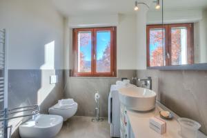 Ένα μπάνιο στο Appartamento Residenza Chiara - Happy Rentals