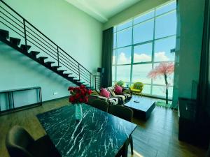 Et opholdsområde på High-Floor Seaview 2BR in Georgetown Pool Gym Loft at Maritime Suite