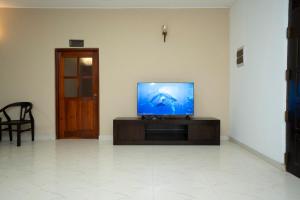 Un televizor și/sau centru de divertisment la Brescia Villa - Your Private Escape in Matara