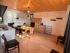 una cucina e una sala da pranzo con tavolo e soggiorno di Appartement rénové T2 mezzanine Formiguères, 10 pers, proche commerces - FR-1-758-46 a Formiguères