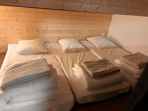 2 letti in una camera con 2 cuscini di Appartement rénové T2 mezzanine Formiguères, 10 pers, proche commerces - FR-1-758-46 a Formiguères