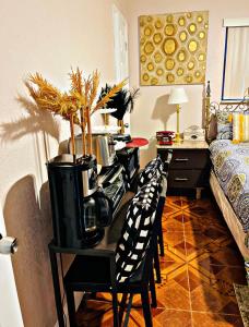 Una habitación con una mesa con cafetera y sillas. en Cozy home, en Pompano Beach 22 fotos más