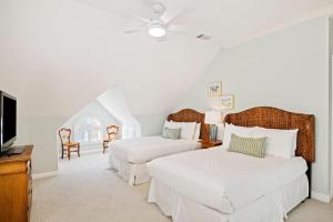 棕榈岛PALM3700: 3700 Palm Blvd.的白色客房的两张床,配有电视