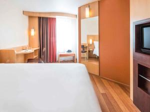 ibis Nantes Centre Tour Bretagne في نانت: غرفة فندق بها سرير وتلفزيون +51 صورة
