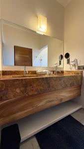 un bagno con due lavandini e un grande specchio di Azul Beach Kite Resort a El Sargento