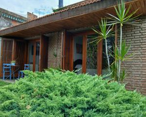 a brick house with plants in front of it at Casa de Playa in Paraná