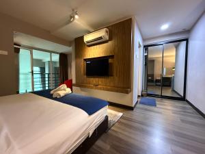 Ένα ή περισσότερα κρεβάτια σε δωμάτιο στο High-Floor 2BR Seaview Loft by Golden Hour HappySty 203A +60 φωτογραφίες