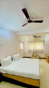 ein Schlafzimmer mit einem Bett mit Deckenventilator in der Unterkunft Silver ok appartment in Shirdi + 1 Foto