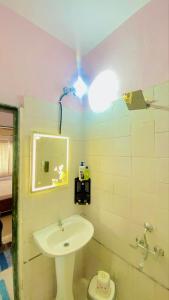 ein Badezimmer mit Waschbecken und Spiegel in der Unterkunft Silver ok appartment in Shirdi