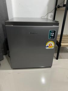 a cpu is sitting on the floor in a room at Hug14 Hotel in Ban Bang Toei (1)