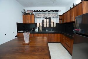 O bucătărie sau chicinetă la Brescia Villa - Your Private Escape in Matara